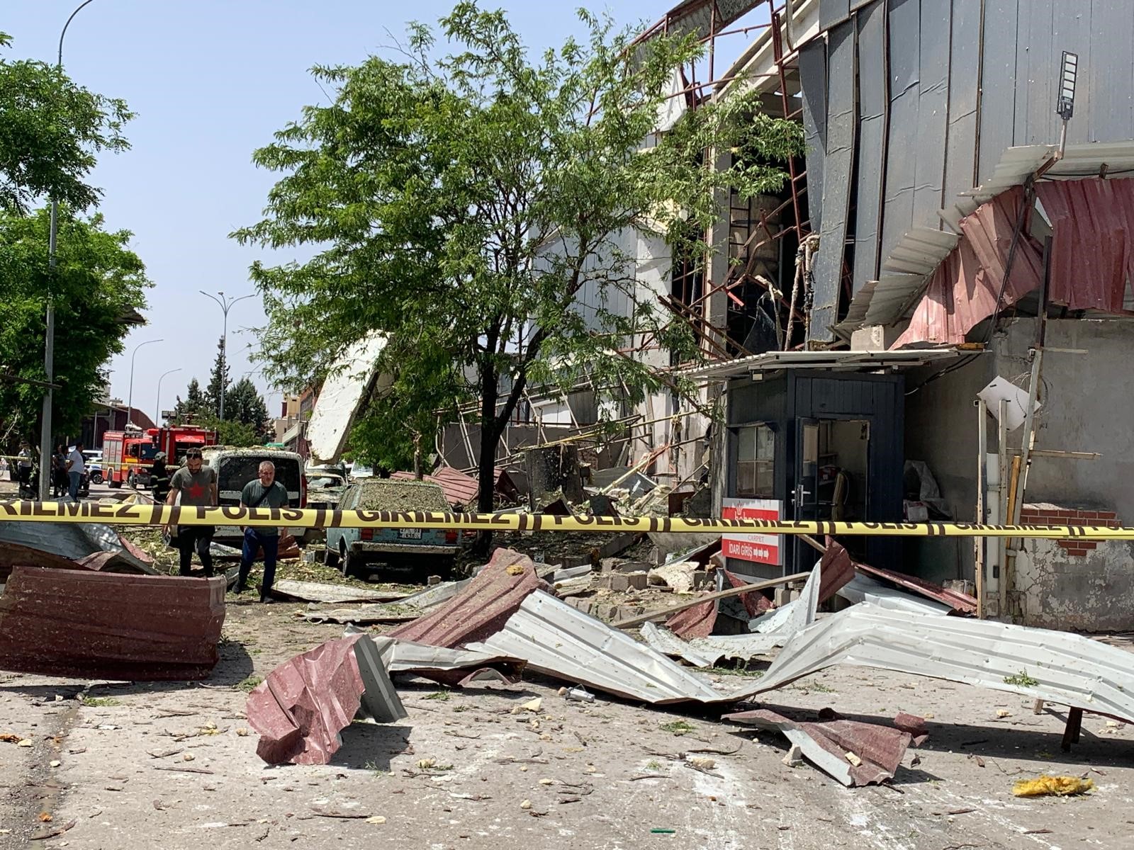 Gaziantep'te bir halı fabrikasında meydana gelen patlamada 7 kişi yaralandı.
