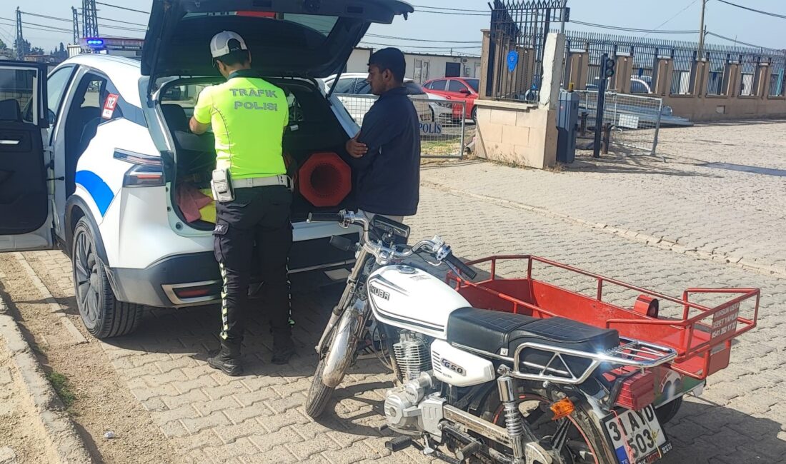 Hatay'da sepetli motosikletin üzerine yatarak yanındaki 2 kişinin de canını