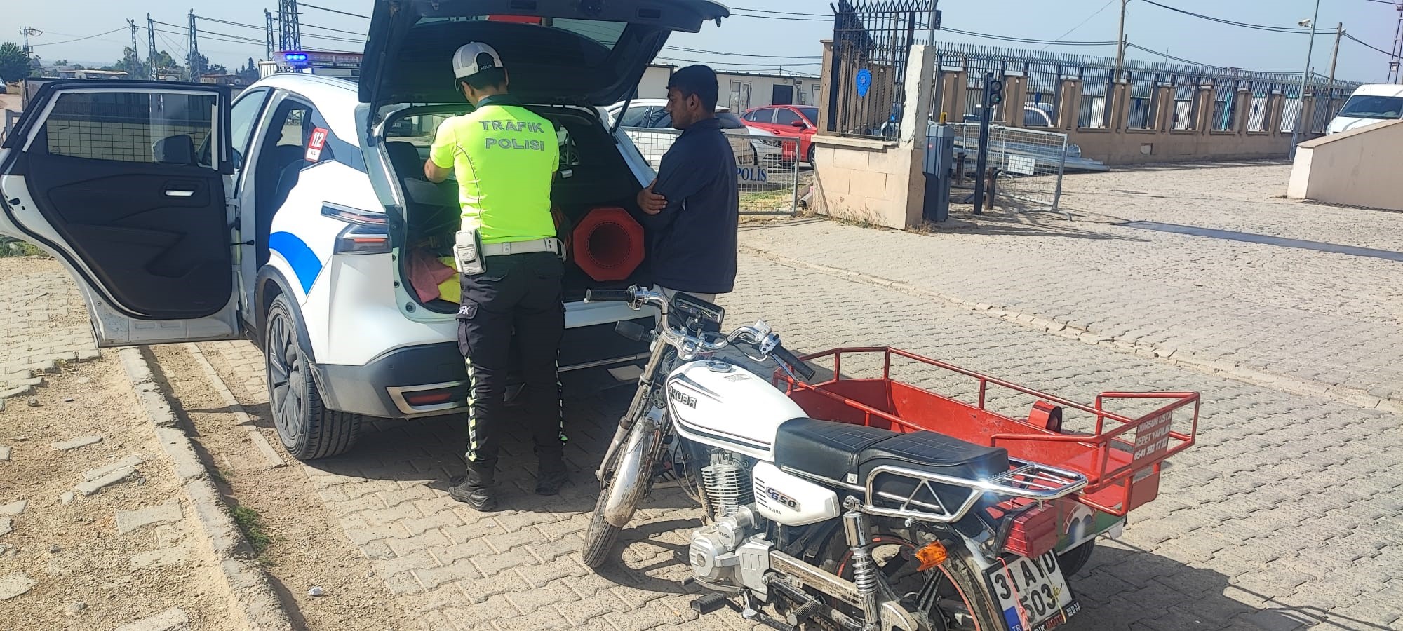 Hatay'da sepetli motosikletin üzerine yatarak yanındaki 2 kişinin de canını