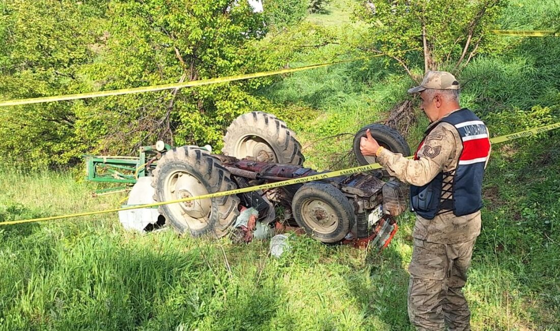 Erzincan'da, devrilen traktörün altında kalan sürücü hayatını kaybetti.