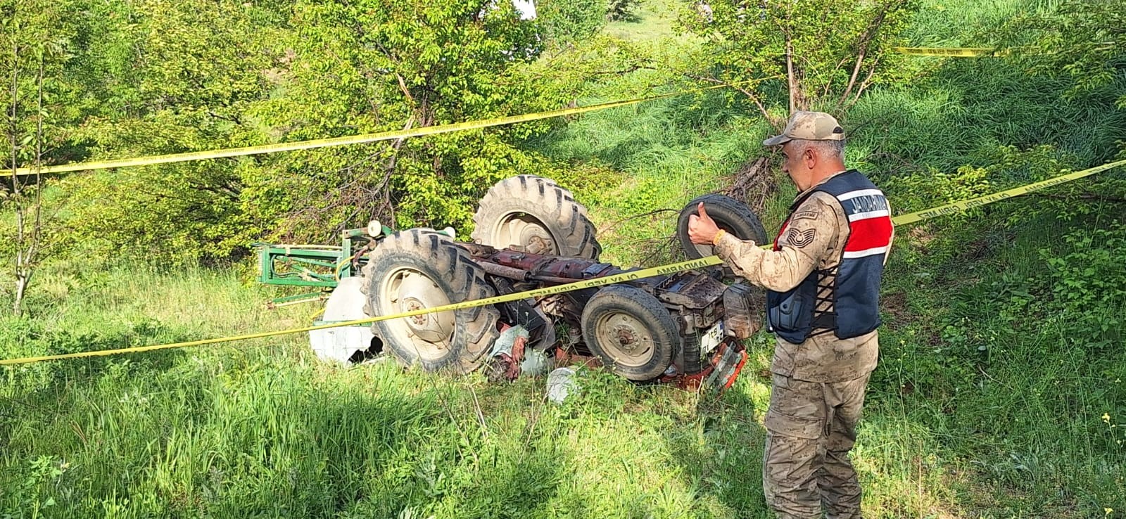 Erzincan'da, devrilen traktörün altında kalan sürücü hayatını kaybetti.