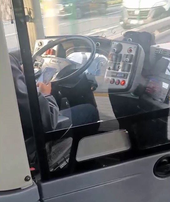 İstanbul'da bir metrobüs sürücüsünün seyir halindeyken hem yolcuyla uzun süre