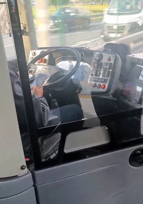 İstanbul'da bir metrobüs sürücüsünün seyir halindeyken hem yolcuyla uzun süre