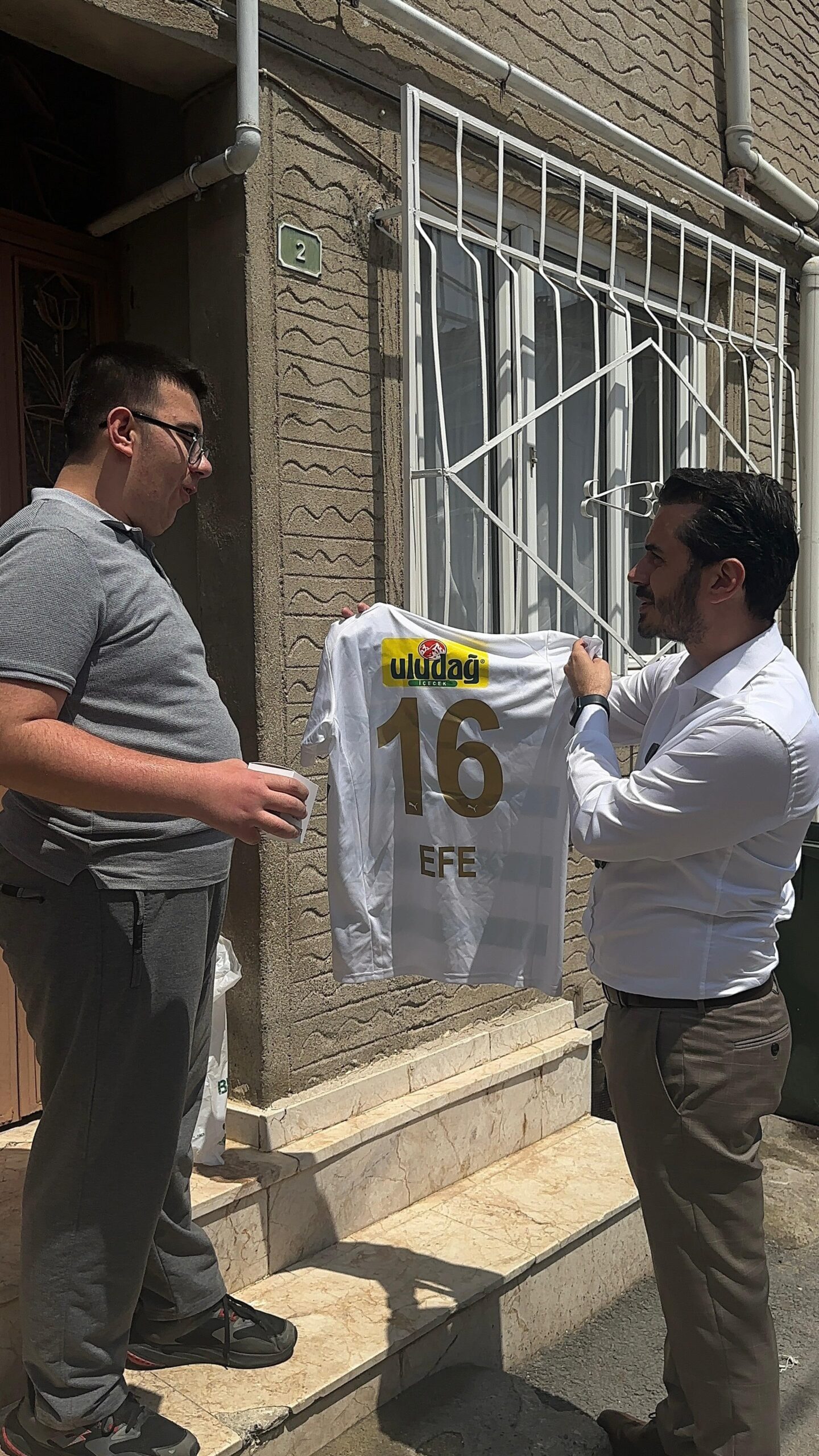 Bursa'nın Osmangazi ilçesinde yaşayan Efe, sosyal medya üzerinden AK Parti