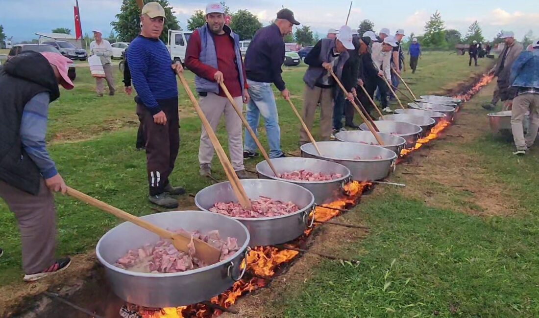 Bursa’nın Mustafakemalpaşa ilçesine bağlı Yamanlı Mahallesi, 80 yıllık geleneksel keşkek