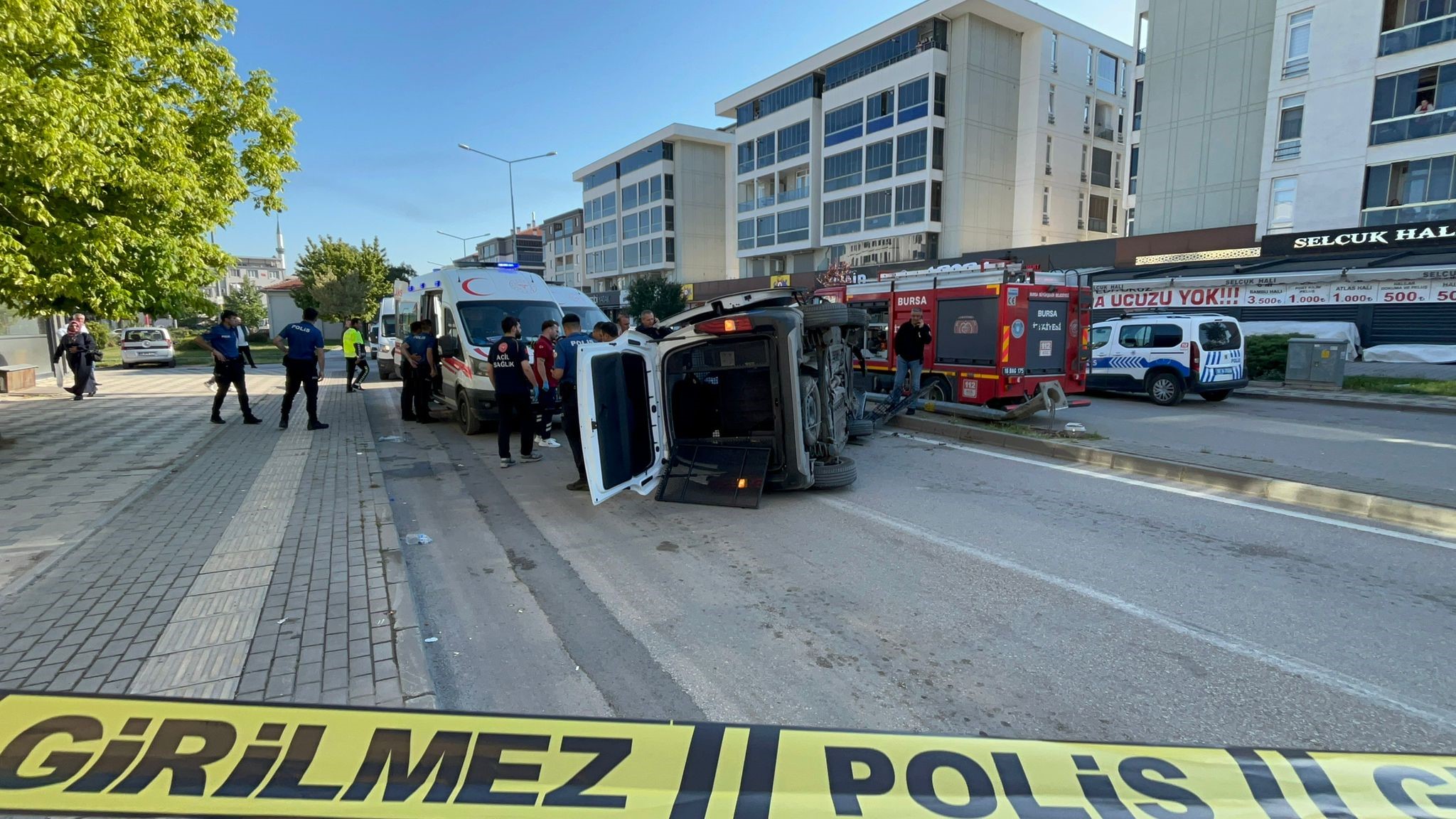 Kadına şiddet ihbarından dönen ekip kaza yaptı