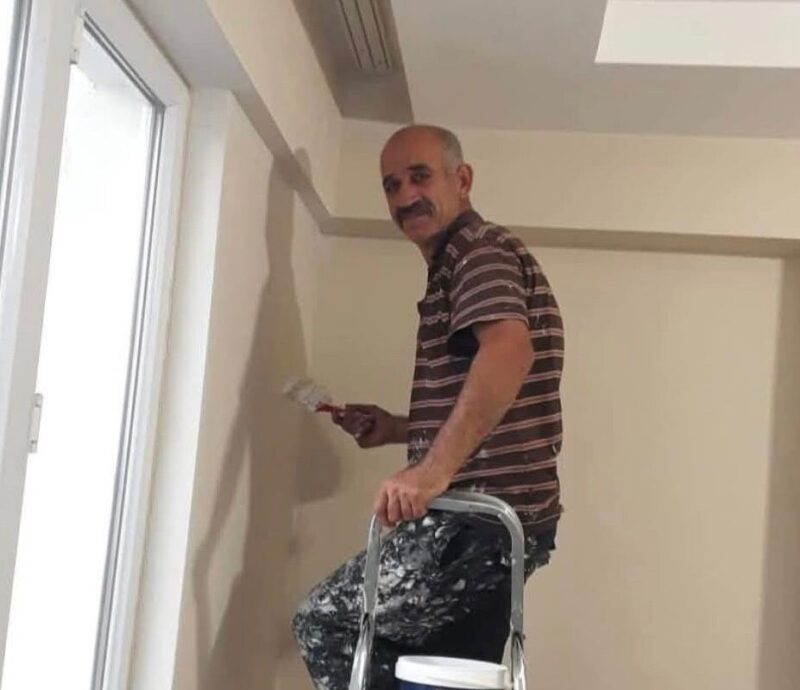Konya'nın Karapınar ilçesinde dış cephe boyası yaparken merdivenden düşerek ağır