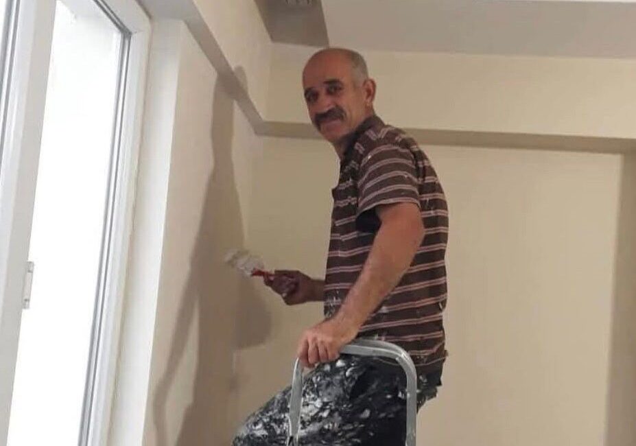 Konya'nın Karapınar ilçesinde dış cephe boyası yaparken merdivenden düşerek ağır
