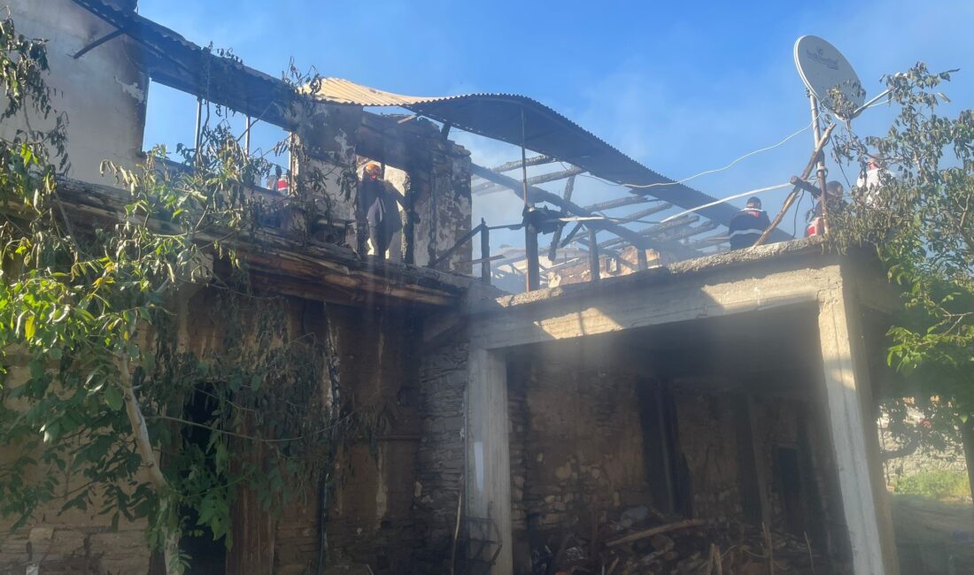 Uşak'ın Sivaslı ilçesine bağlı Yenierice köyünde evde çıkan yangında 92