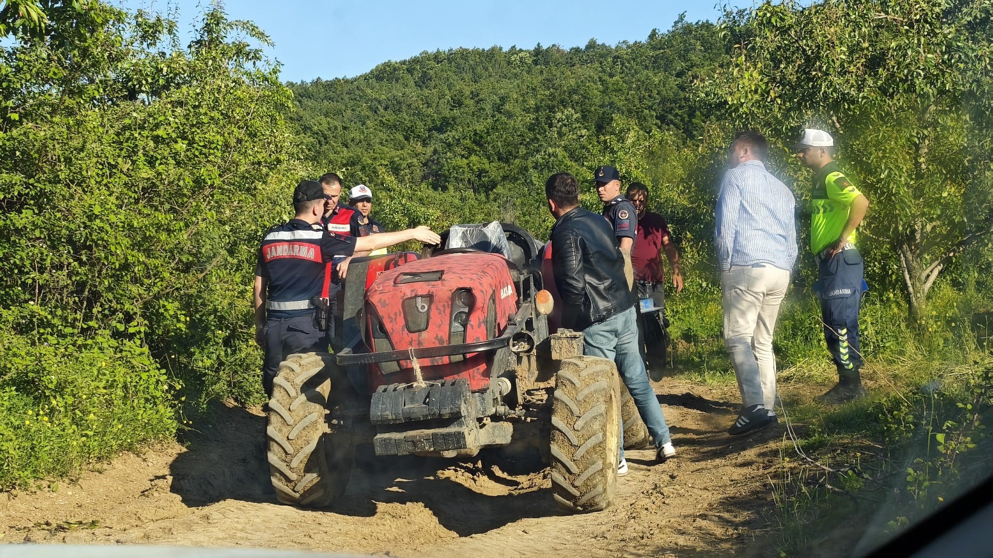 Bursa'nın İnegöl ilçesinde yaşanan trajik kazada, babasının kullandığı traktörün altında