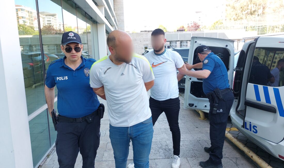 Samsun’un İlkadım ilçesinde park halindeki bir otomobile benzin dökerek ateşe