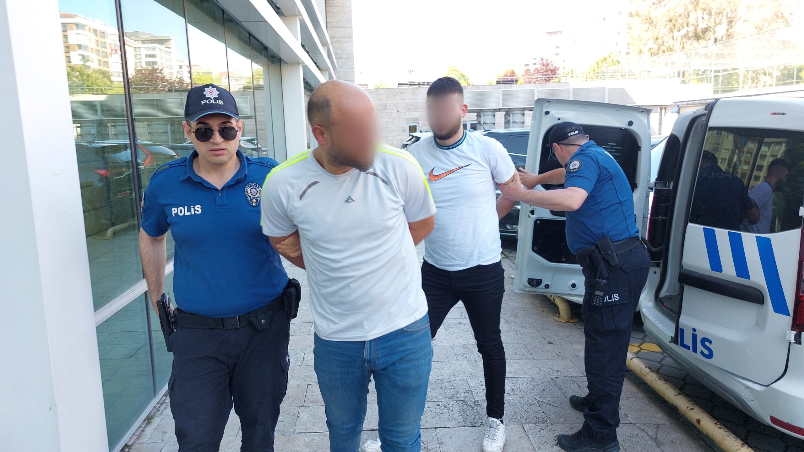 Samsun’un İlkadım ilçesinde park halindeki bir otomobile benzin dökerek ateşe