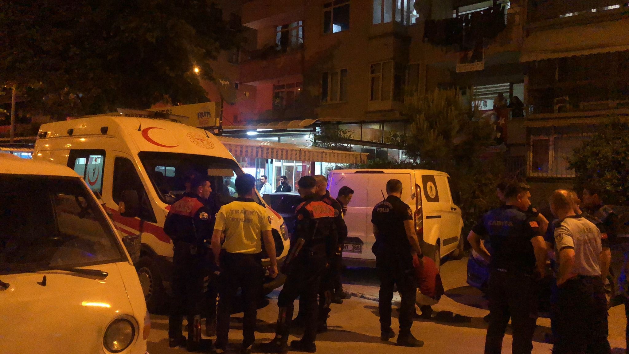 Bursa'nın Gemlik ilçesinde 75 yaşındaki adam, yüzlerce kişinin gözü önünde