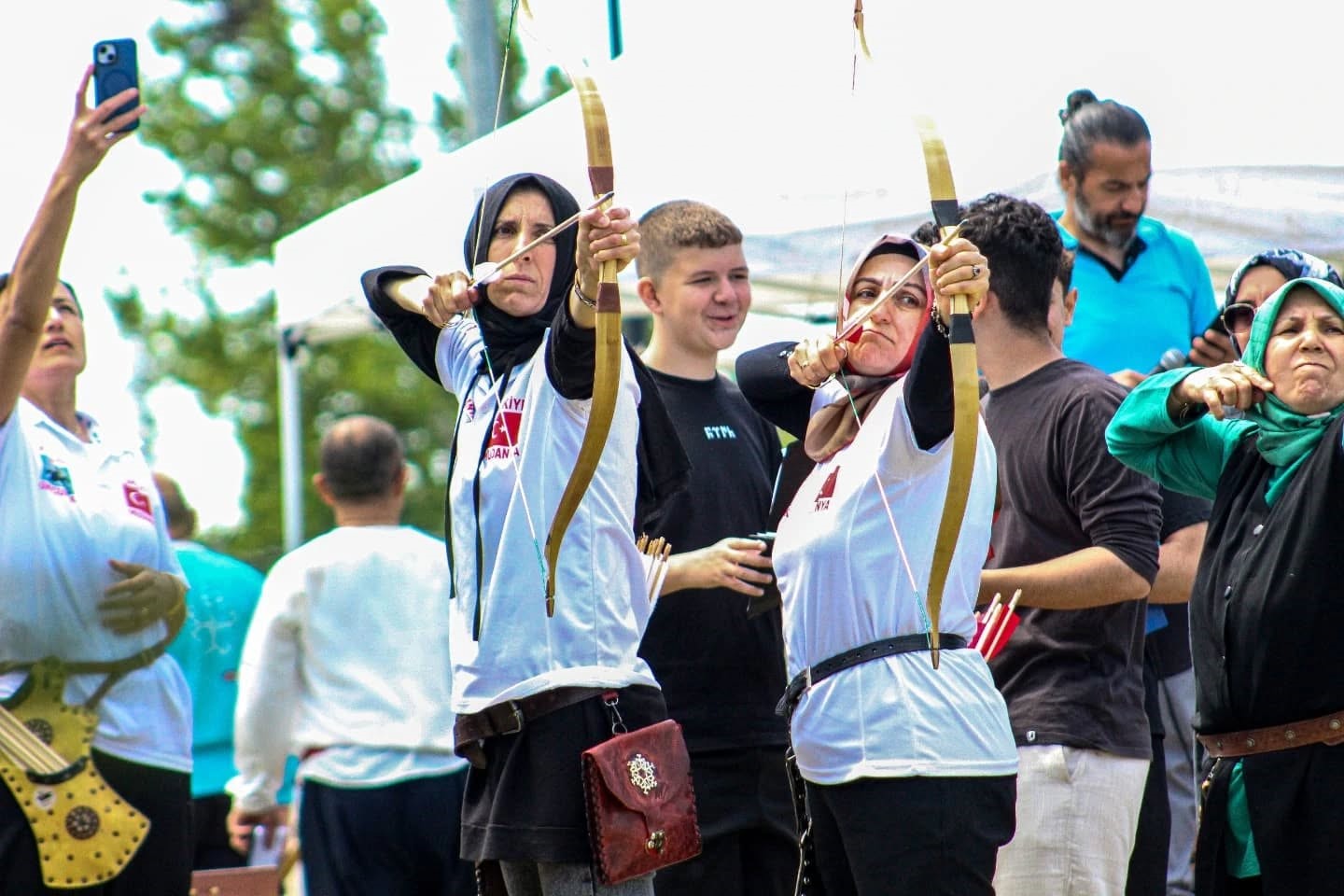 Türkiye’nin dört bir yanından gelen sporcular, okçuluktaki hünerlerini sergiledi. Kadın
