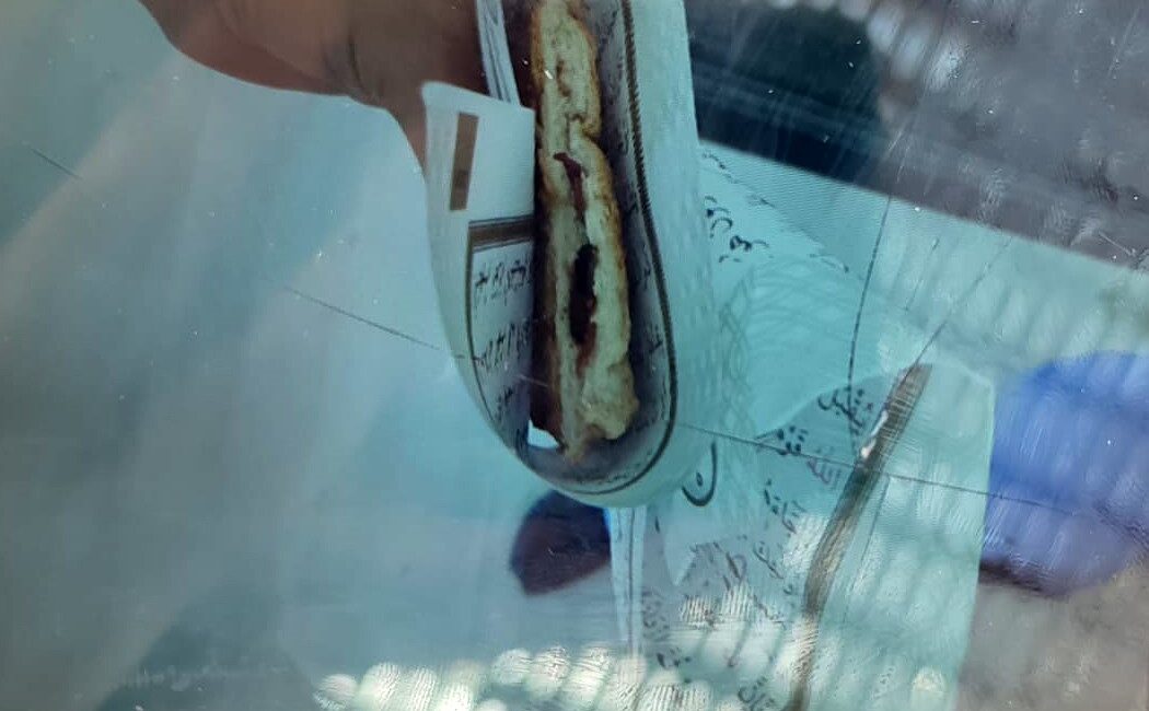 Gaziantep'te bir okul kantininde Kur'an-ı Kerim sayfaları tost kağıdı yapıldı.