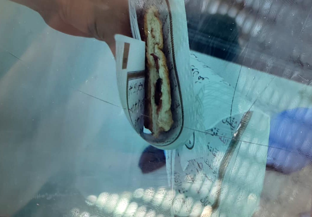 Gaziantep'te bir okul kantininde Kur'an-ı Kerim sayfaları tost kağıdı yapıldı.