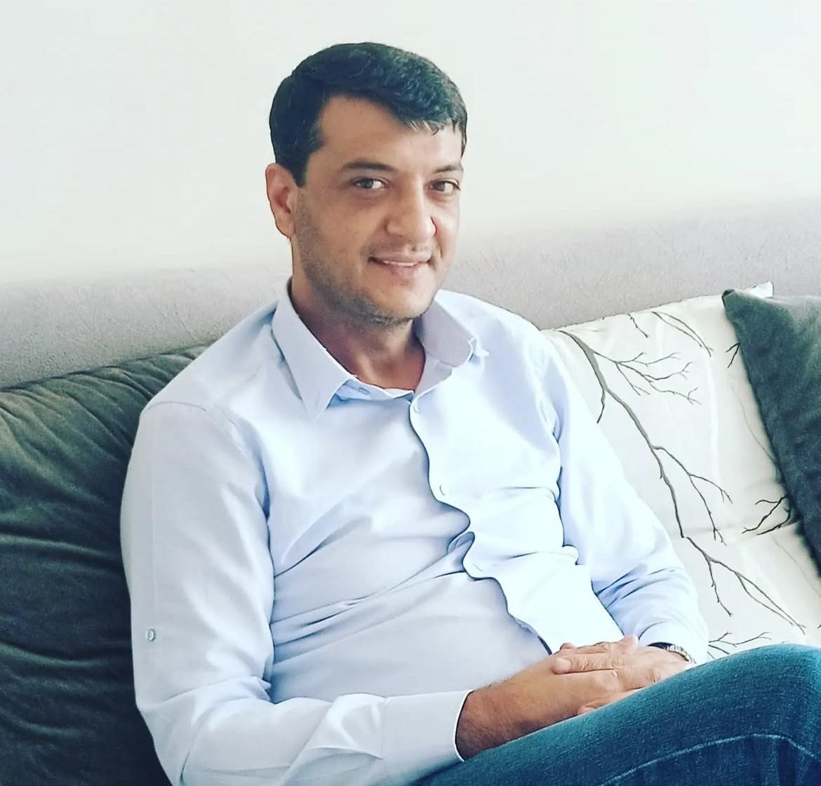 İzmir’in Konak ilçesinde 44 yaşındaki Ömer Kakız, evinde tabancayla vurularak