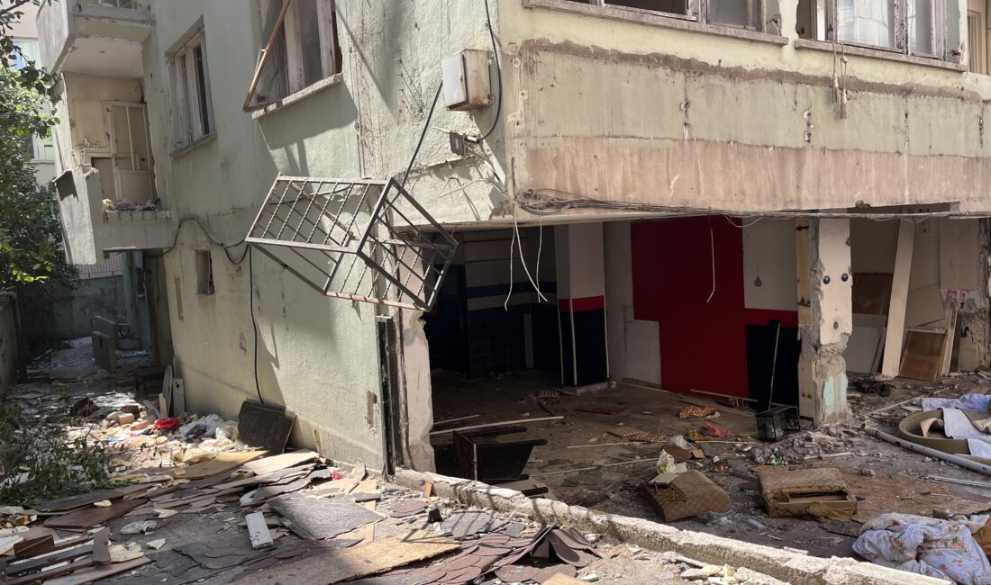 İzmir'in Bornova ilçesinde kentsel dönüşüm yıkıma girecek olan bir binanın
