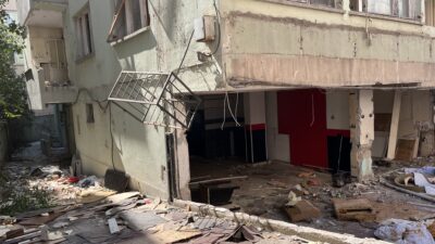 İzmir'in Bornova ilçesinde kentsel dönüşüm yıkıma girecek olan bir binanın