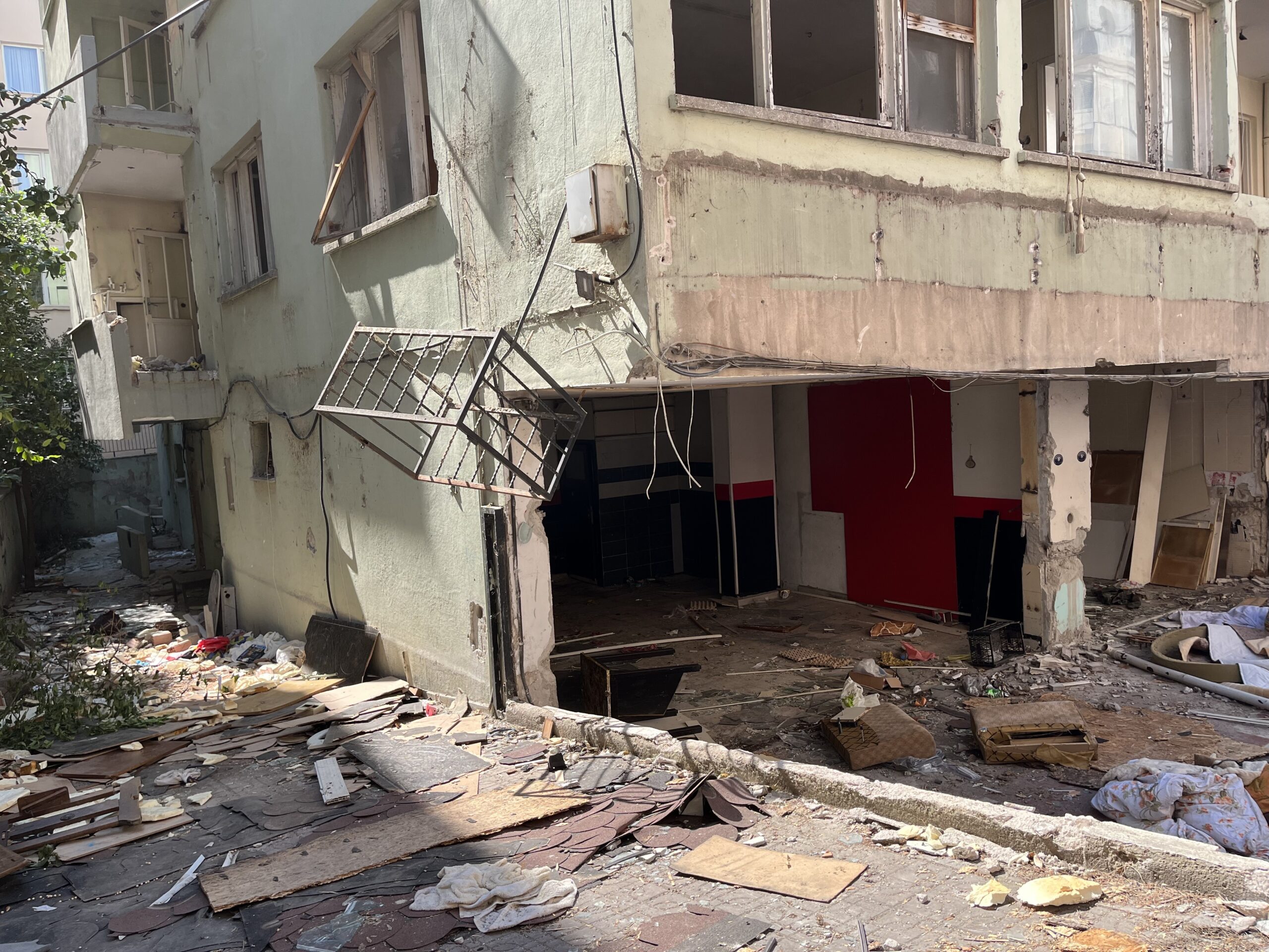İzmir'in Bornova ilçesinde kentsel dönüşüm yıkıma girecek olan bir binanın