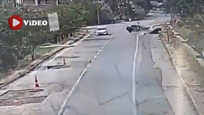 Kayseri’nin Melikgazi ilçesi Eğribucak Mahallesi’nde iki otomobilin kafa kafaya çarpıştığı