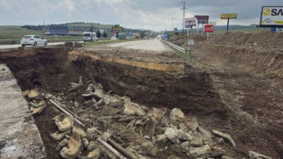 Afyonkarahisar-İzmir karayolunun 10. kilometresinde başlatılan yol çalışmaları sürüyor.   Bayram