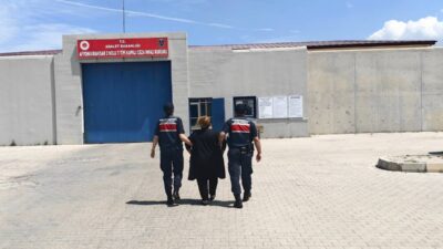 Afyonkarahisar İl Jandarma Komutanlığı ekipleri, aranan şahısların yakalanmasına yönelik yürüttükleri