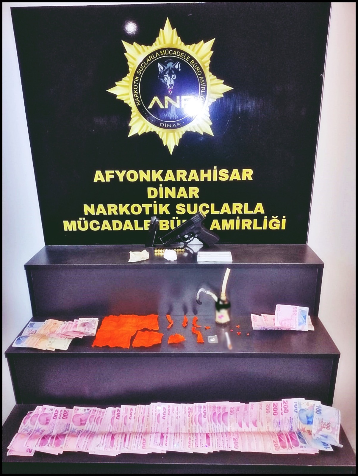 Afyonkarahisar Emniyet Müdürlüğü ekiplerince sokak satıcılarına yönelik gerçekleştirilen operasyonda, çeşitli