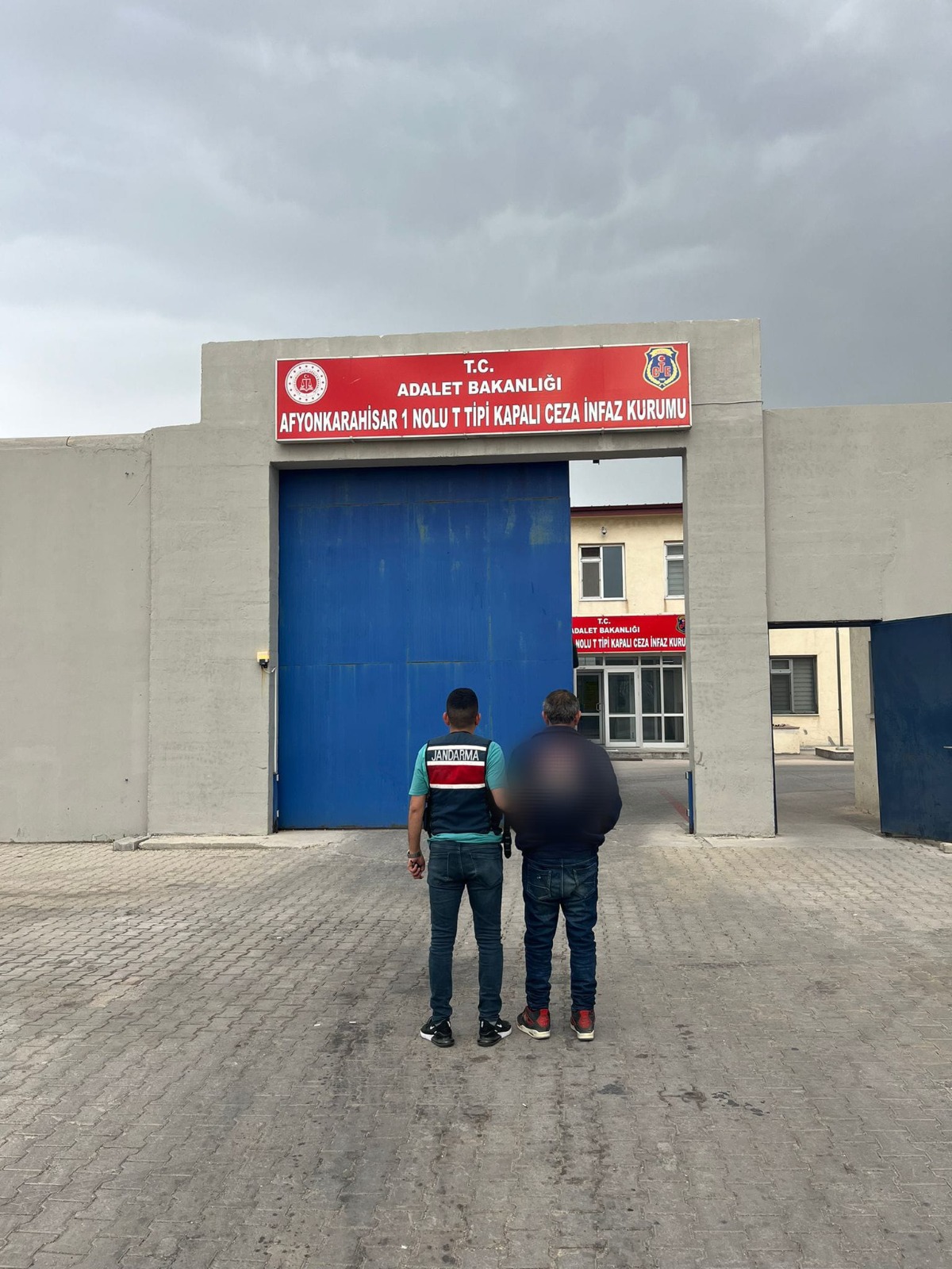 Afyonkarahisar İl Jandarma Komutanlığı ekiplerince, aranan şahısların yakalanmasına yönelik yürütülen