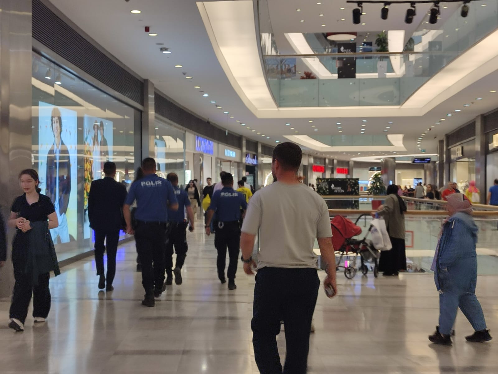   iddialara göre, Afyonkarahisar’daki bir alışveriş merkezinin önünde kimliği belirsiz