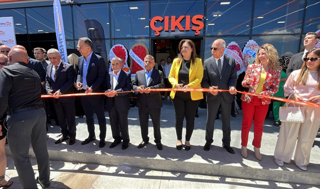 Afyonkarahisar'da uzun süredir beklenen büyük ölçekli market hizmete açıldı. Şehrin