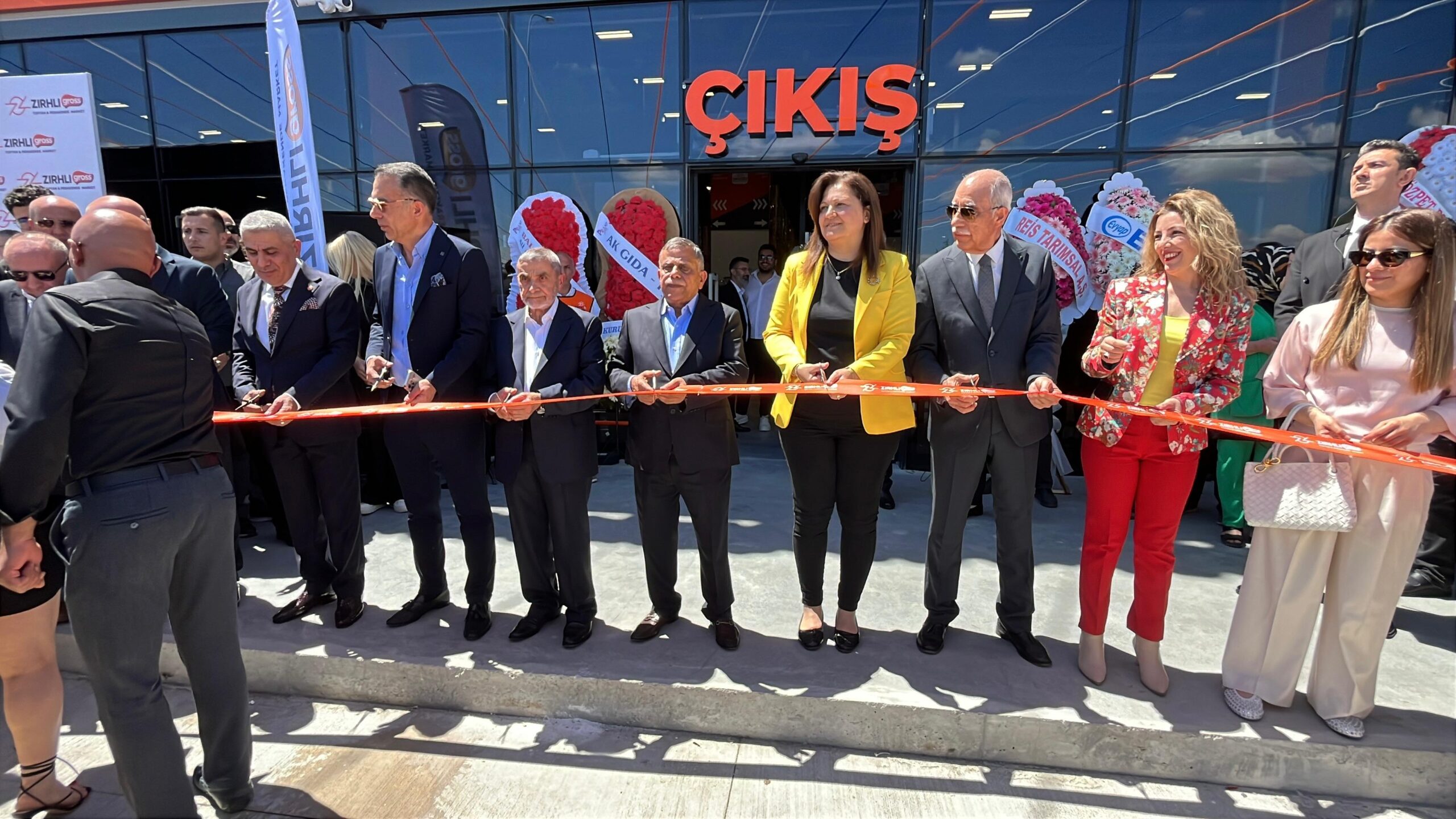 Afyonkarahisar'da uzun süredir beklenen büyük ölçekli market hizmete açıldı. Şehrin
