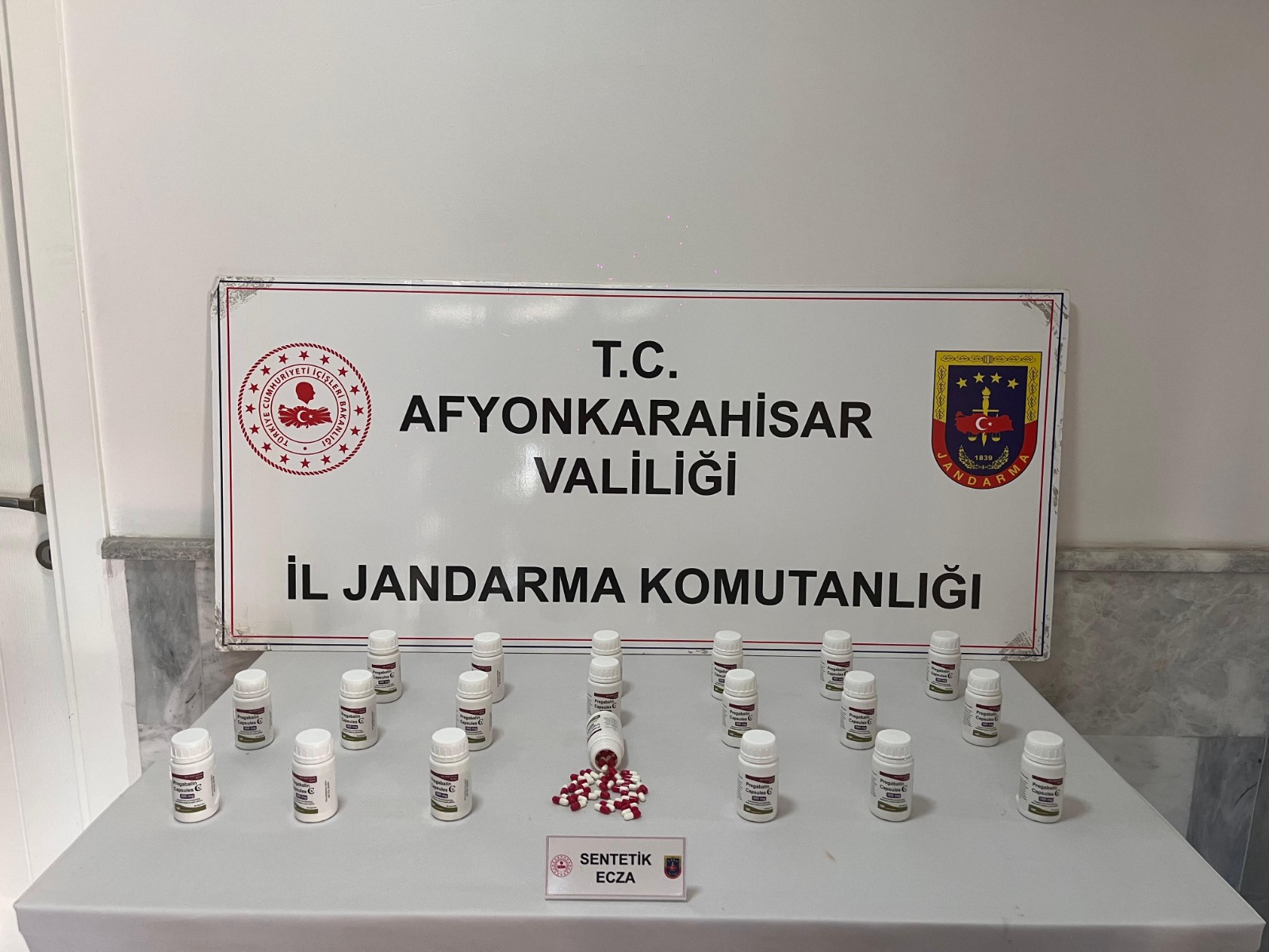 Afyonkarahisar’da Jandarmadan Uyuşturucu Operasyonu: Zeytin Kasalarında 1.120 Adet Sentetik Hap