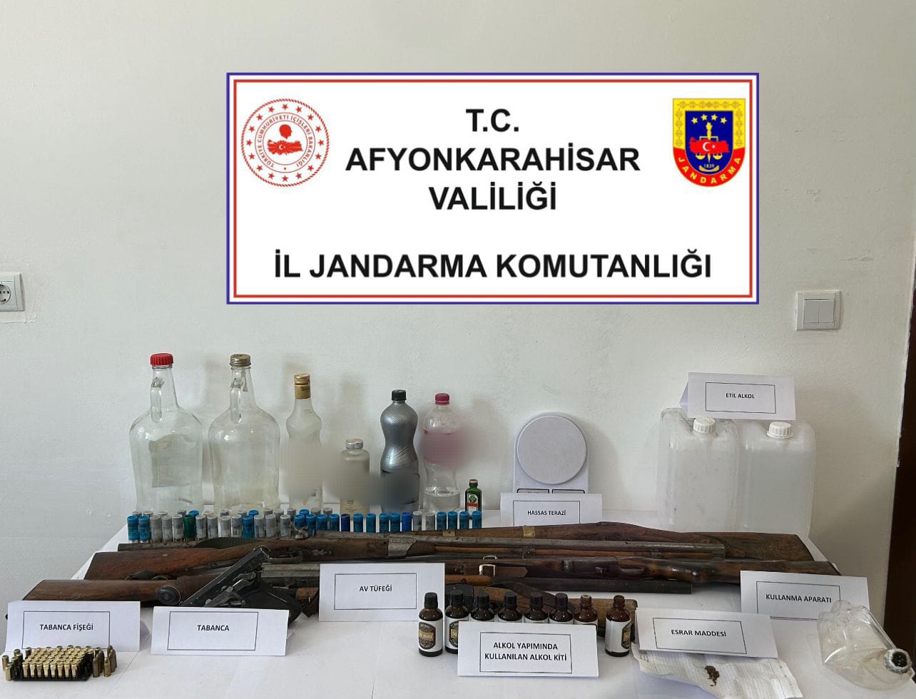 Afyonkarahisar’ın Başmakçı ilçesinde jandarma ekiplerince düzenlenen operasyonda, kaçak ve sahte