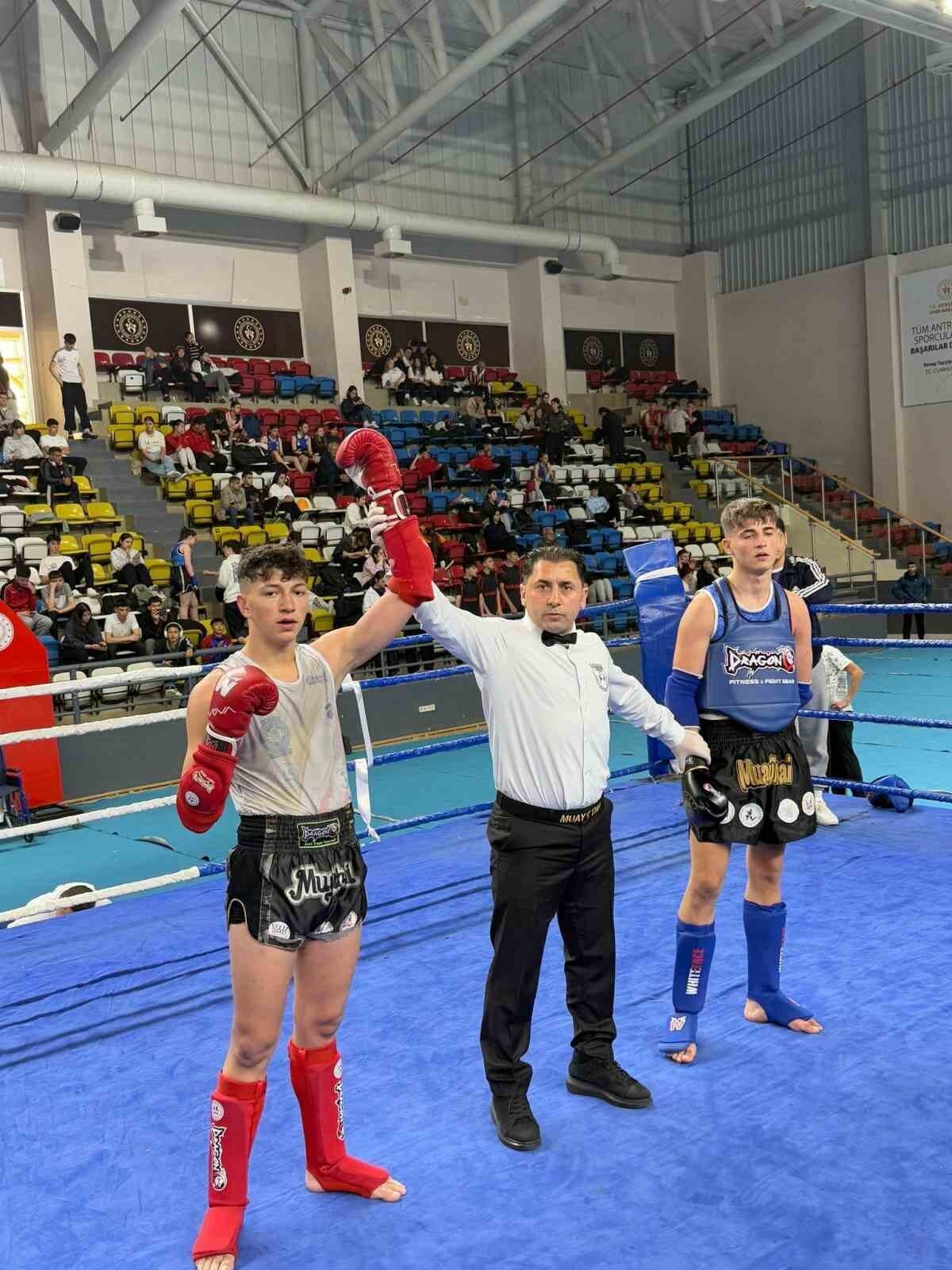 Muay Thai Türkiye Şampiyonası’nda 71 kg kategorisinde altın madalya kazanan