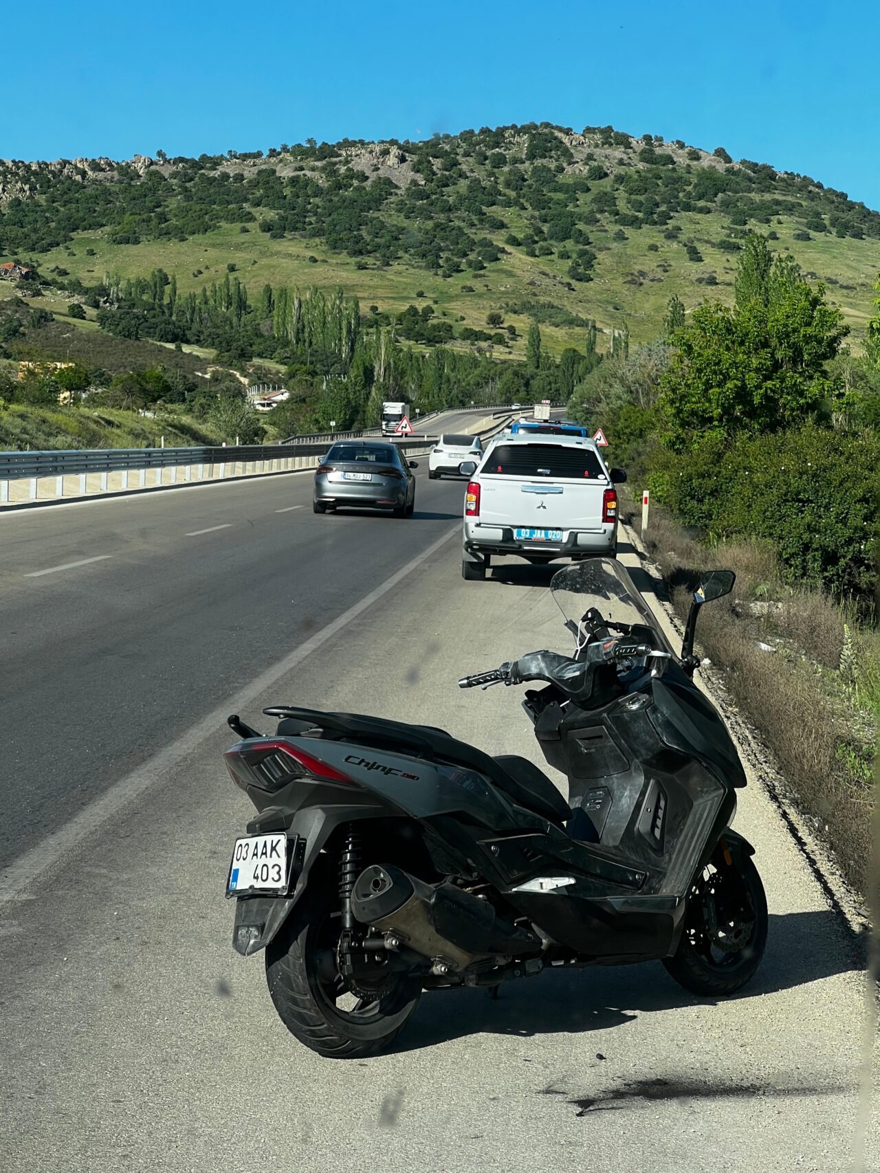 Afyonkarahisar'ın Sandıklı ilçesinde motosikletin bariyere çarpması sonucu 1 kişi yaşamını