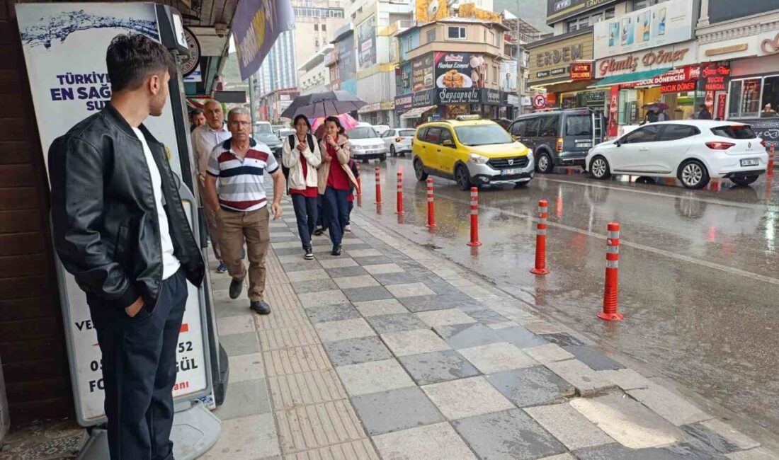 Afyonkarahisar’da meteorolojinin uyarıları sonrası beklenen gök gürültülü sağanak yağış öğle