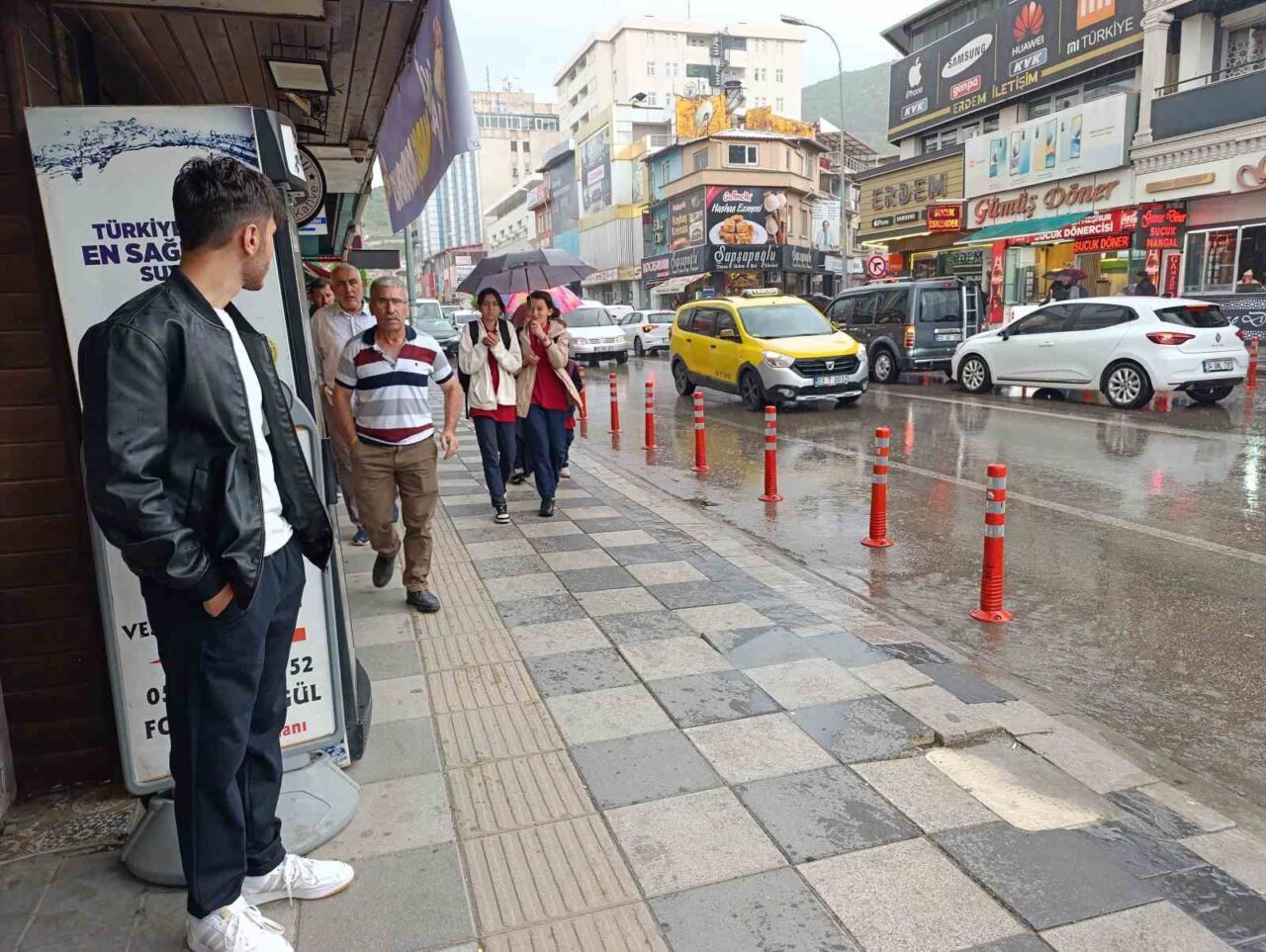 Afyonkarahisar’da meteorolojinin uyarıları sonrası beklenen gök gürültülü sağanak yağış öğle