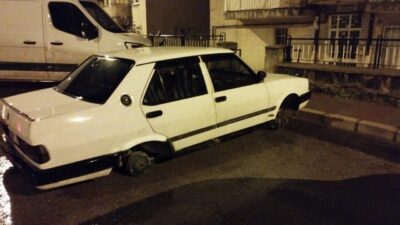 Afyonkarahisar’da park halindeki otomobilin 4 lastiğini birden çalarak aracı takozlar
