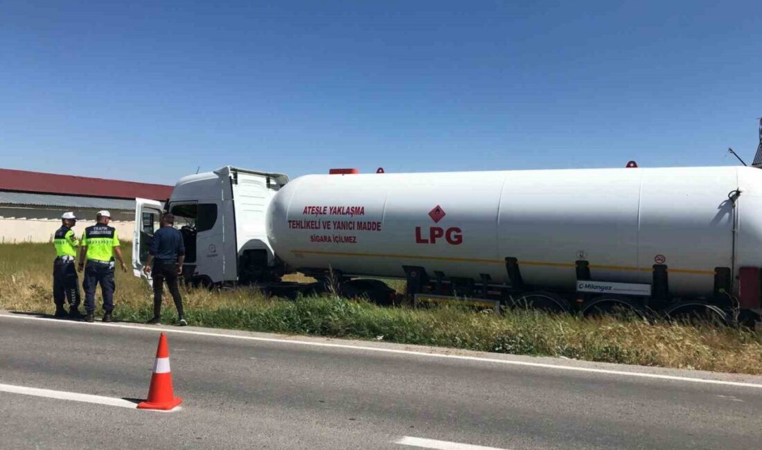 Afyonkarahisar’da kontrolde çıkan LPG yüklü tanker elektrik direğini devirip ardından