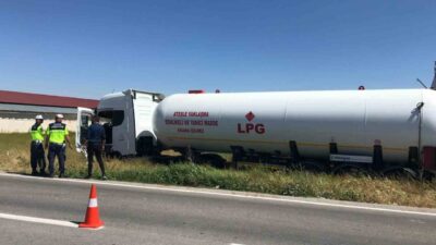 Afyonkarahisar’da kontrolde çıkan LPG yüklü tanker elektrik direğini devirip ardından