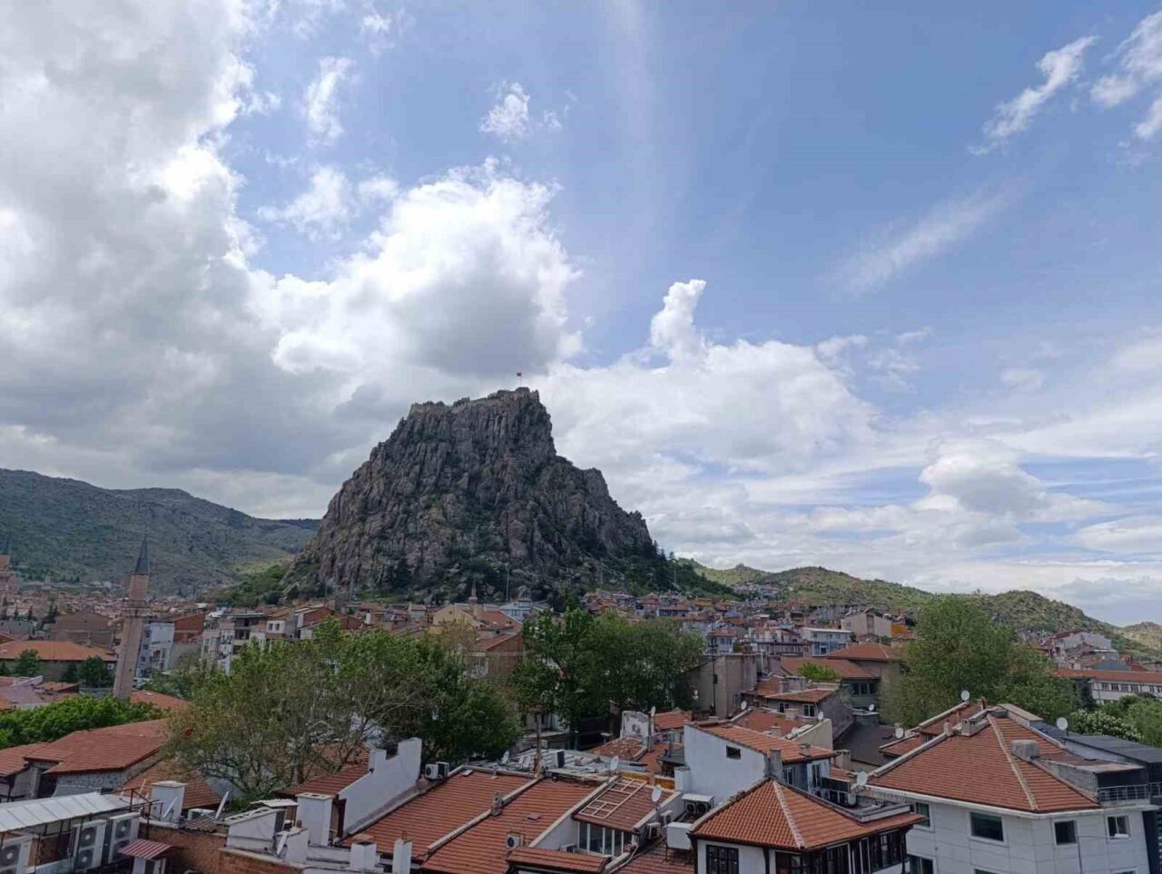 Yapılan meteorolojik değerlendirmelere göre, Afyonkarahisar’da yeni haftada parçalı bulutlu bir