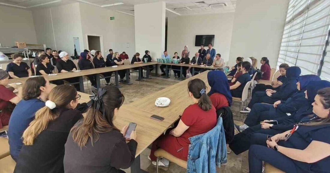 Afyonkarahisar’daki hastanelerde görevli manevi rehberler, Hemşireler Haftası dolayısıyla sağlık çalışanlarına