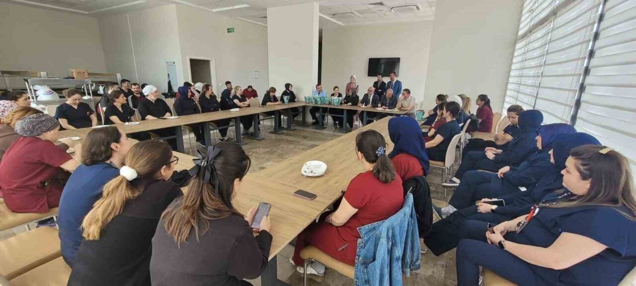 Afyonkarahisar’daki hastanelerde görevli manevi rehberler, Hemşireler Haftası dolayısıyla sağlık çalışanlarına