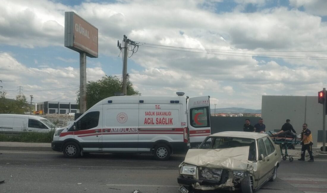 AFYONKARAHİSAR (AA) – Afyonkarahisar'da iki otomobilin çarpışması sonucu 4 kişi