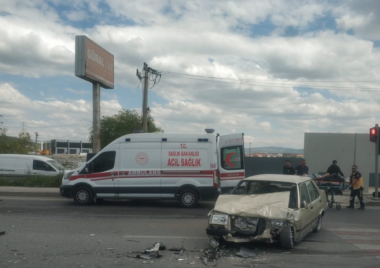 AFYONKARAHİSAR (AA) – Afyonkarahisar'da iki otomobilin çarpışması sonucu 4 kişi