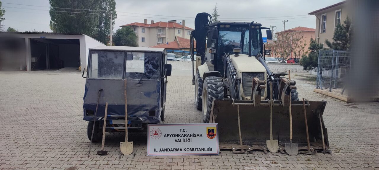 AFYONKARAHİSAR (AA) – Afyonkarahisar'ın Şuhut ilçesinde, kepçeyle kaçak kazı yapan