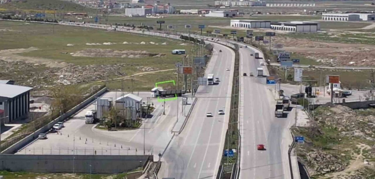 Afyonkarahisar’da havadan yapılan denetimlerde, yük taşıma kurallarını ihlal eden kamyon