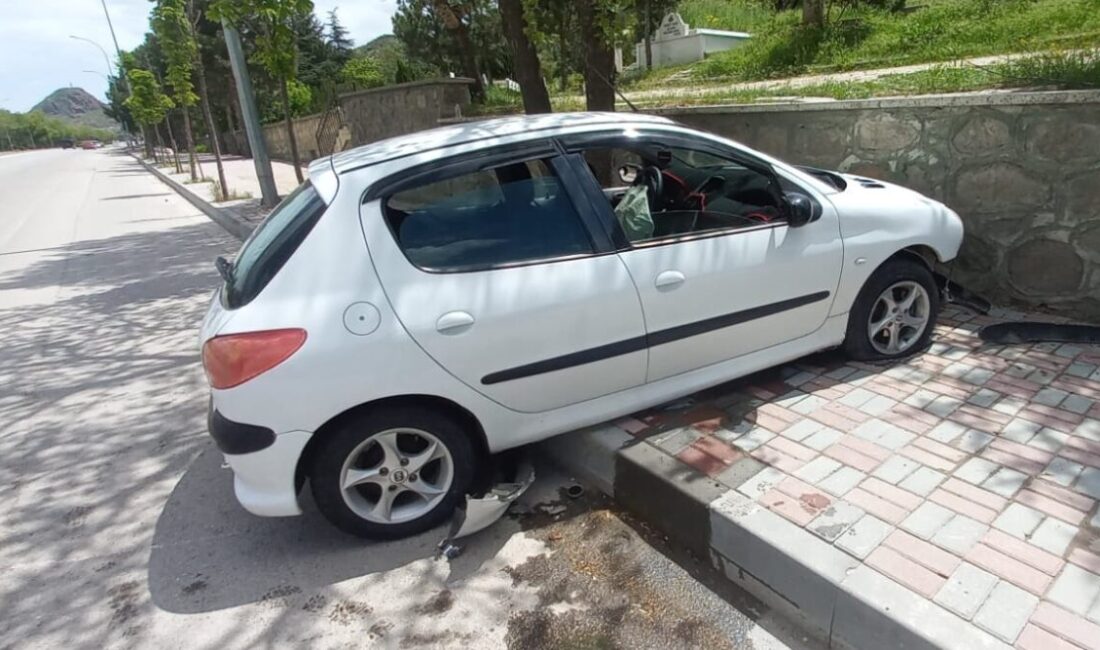 Afyonkarahisar’da mezarlık duvarına çarpan otomobildeki 3’ü çocuk 5 kişi yaralandı.