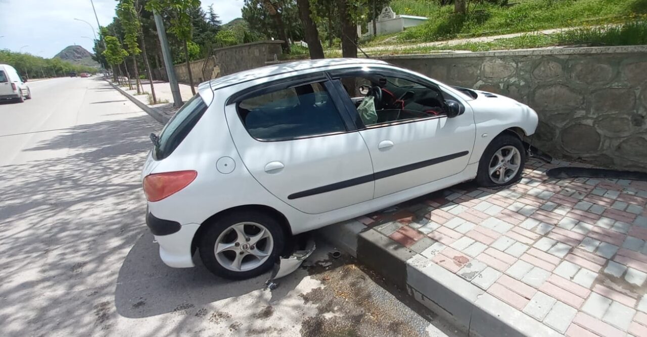 Afyonkarahisar’da mezarlık duvarına çarpan otomobildeki 3’ü çocuk 5 kişi yaralandı.